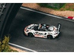 PORSCHE 911 (992) GT3 R nr.13 SUZUKA 1000KM 2025 + sběratelské karty - 1:64 - TARMAC works