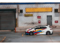 TOYOTA COROLLA GR WIDEBODY WHITE 2025 + trading cards  - 1:64 - TARMAC works